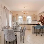Matina's Family House With Your Private Jacuzzi!