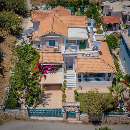 Case de vacanță Matina's Family House With Your Private Jacuzzi! *