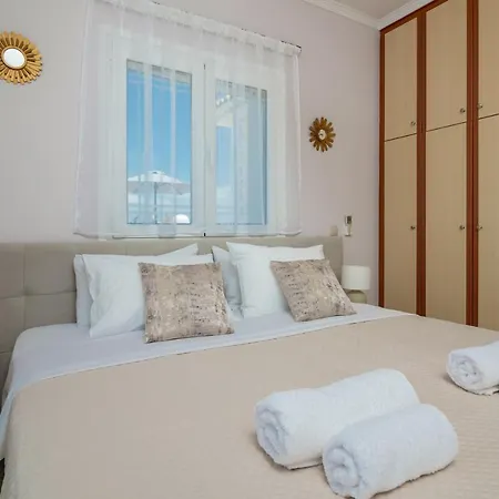 Matina's Family House With Your Private Jacuzzi! Case de vacanță Ambelokipoi (Zakynthos)