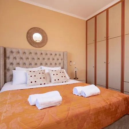 Matina's Family House With Your Private Jacuzzi! Case de vacanță