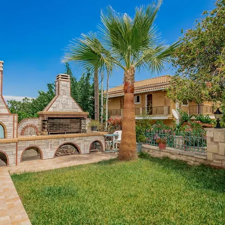 Case de vacanță Matina's Family House With Your Private Jacuzzi! *