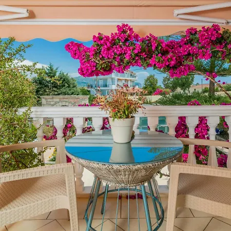 Case de vacanță Matina's Family House With Your Private Jacuzzi!