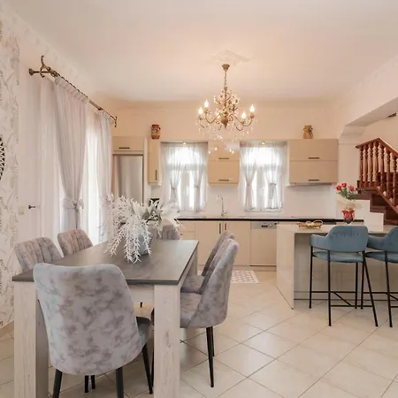 Matina's Family House With Your Private Jacuzzi!