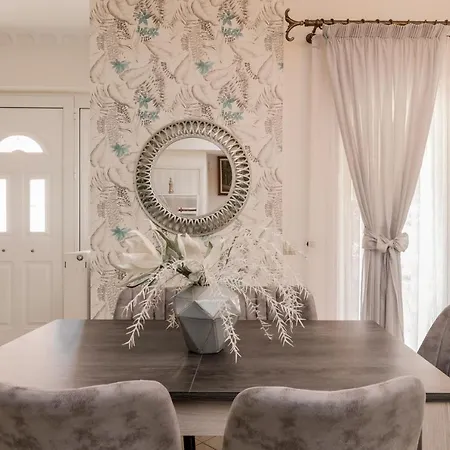 Case de vacanță Matina's Family House With Your Private Jacuzzi! *