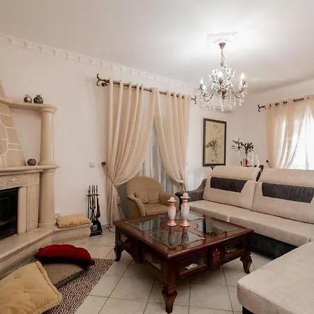 Case de vacanță Matina's Family House With Your Private Jacuzzi!