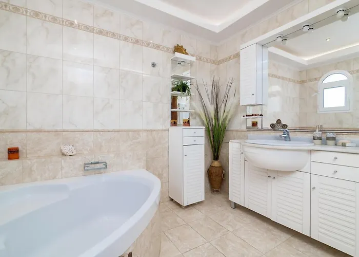 Matina's Family House With Your Private Jacuzzi! Casa de Férias *