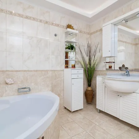 Matina's Family House With Your Private Jacuzzi! Hébergement de vacances *