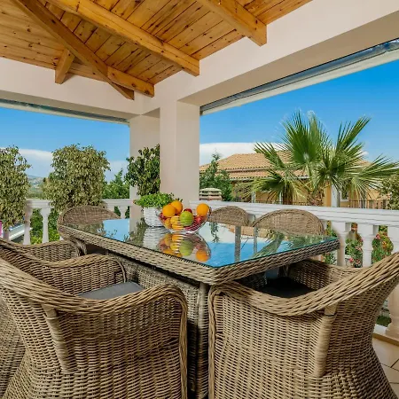 Hébergement de vacances Matina's Family House With Your Private Jacuzzi! *