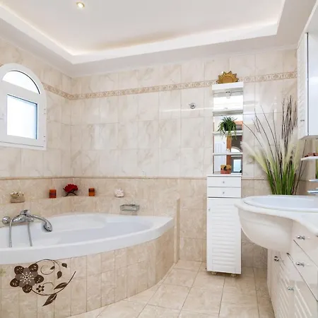 Matina's Family House With Your Private Jacuzzi! *