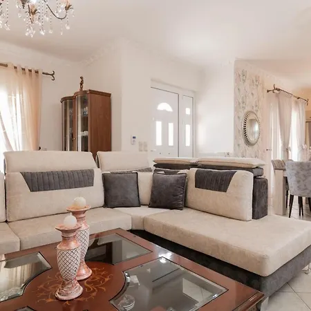 Hébergement de vacances Matina's Family House With Your Private Jacuzzi! *